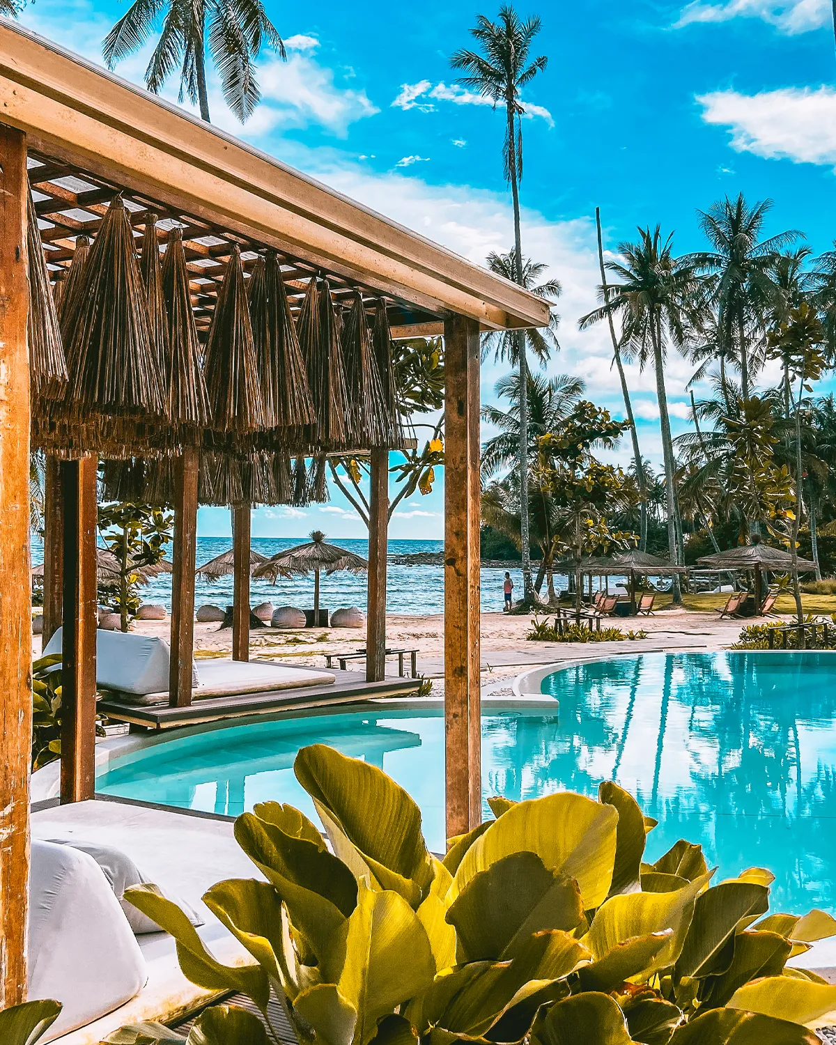Resort com piscina, área de lazer e estrutura integrada à paisagem