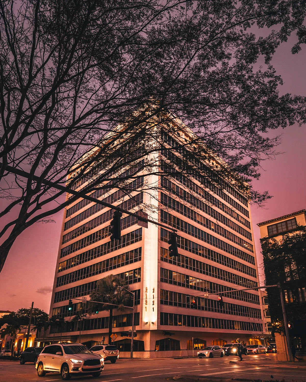 Família proprietária conversando sobre a gestão profissional de seu hotel